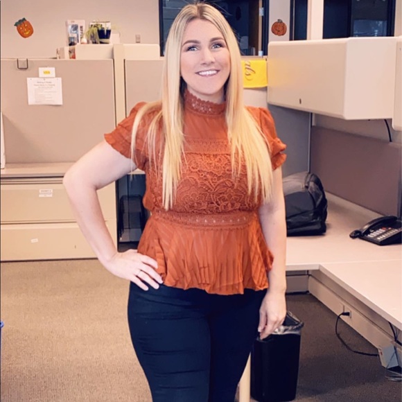 Meet your Posher, Nicole - Picture 2 of 8